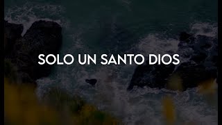 Solo un Santo Dios | Lyric Video Oficial