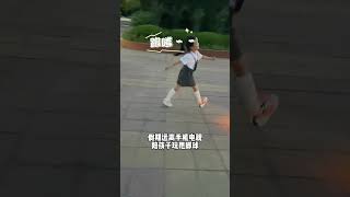 孩子不爱运动，可能是趣味性不够，妈妈买的这个甩脚球，孩子喜欢的不行，假期远离手机，让孩子多户外运动，一学就会的甩脚球，全身性锻炼，提升孩子专注力与反应力，值得一试#跳跳球#户外运动#儿童运动