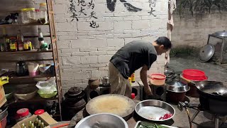 村中有一个老光棍，总是在夜里失眠，只好搞个辣椒猪肉炒秋葵 #我的乡村生活 #农村生活 #广西男人做饭#广西阿大#家常菜#农村生活