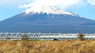 富士山をバックに富士川橋梁を通過する東海道新幹線