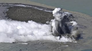 Dall'eruzione di un vulcano sottomarino nasce una nuova isola in Giappone