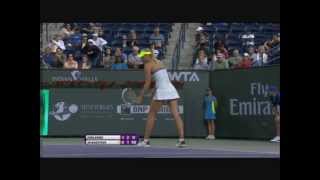 Maria Sharapova hits an ace in line judge's head !