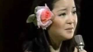 Teresa Teng 鄧麗君 邓丽君1977年戴花打扮演唱あなたと生きる.flv