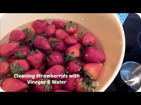 Cleaning Strawberries Cleaning Strawberries