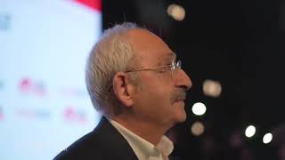 Gençlerden Kemal Kılıçdaroğlu'na duygulandıran sürpriz! Gözyaşlarını tutamadı!