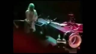 KURT COBAIN aksi gila nirvana saat di atas panggung gokil