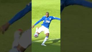 Doucoure saves Everton