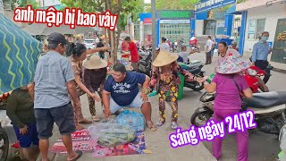 Cả nhóm phát từ thiện cho mọi người ở bệnh viện Q11 , có chú Nhiều theo phụ .