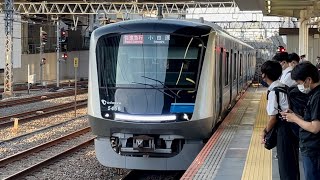 小田急5000形5056編成が到着するシーン