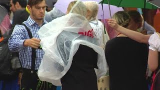 Wiesn Anstich 2016: Münchner trotzen dem Regen auf dem Oktoberfest