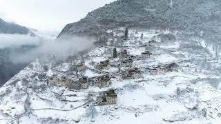 童話のような初春の雪景色　四川省丹巴県