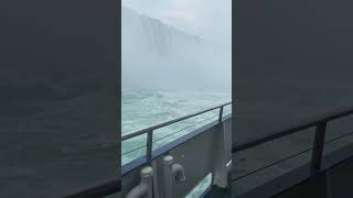 带呢呢到加拿大玩，坐船参观尼亚加拉瀑布。Boating to the Niagra Falls.