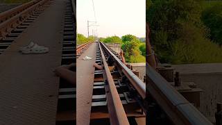 #viralvideos #video लापरवाही के कारण ट्रेन के नीचे आने से युवक की मौत #trending #reilway #train