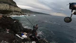 磯釣り 八丈島 黒崎で底物、でかいぞ～～。