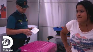 ¡Agentes no le creen a pasajera hondureña! | Control de fronteras: España | Discovery en Español