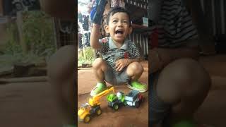 បូរិនលេងឡានដឹកដី , Borin playing with a truck , short video