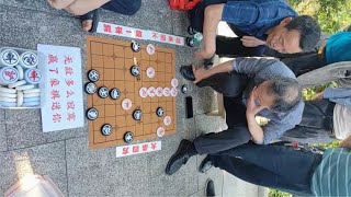 象棋大师孙浩宇摆地摊欲虐老头，岂料杀出一位世外高人，太惨了