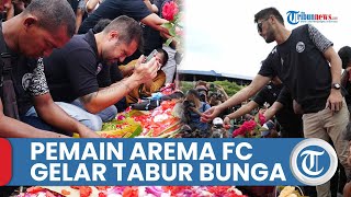 Pemain Arema FC Tak Mampu Tahan Tangis saat Tabur Bunga di Stadion seusai Tragedi Kanjuruhan