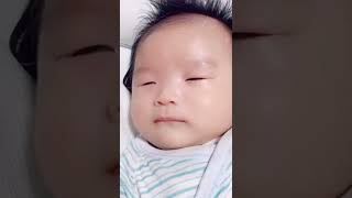 眠たすぎて白目になっちゃう息子 #shorts #生後2ヶ月 #baby #赤ちゃんのいる生活