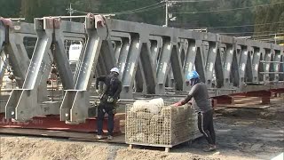 積雪の前にいち早く…鏡野町で台風７号の影響で橋脚の一部が崩落した橋で仮橋の組み立て工事進む【岡山】 (23/12/14 18:00)