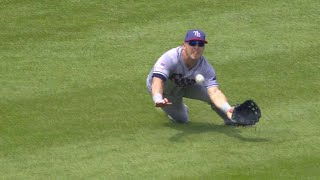 TB@CHC: Dickerson dives for a great catch in left