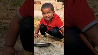 छोटा बच्चा मिट्टी के साथ खेल रहा #baby #shorts #viral #laugh