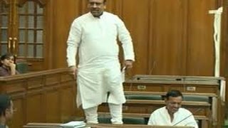 High Drama inside Delhi Assembly ; BJP's Vijender Gupta Stands on The Bench