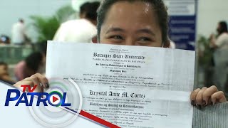Dahil sa viral 'offloading': Ilang biyahero nagdala ng diploma sa NAIA immigration | TV Patrol
