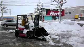 スノーバケット開発者 橘工芸の伊藤名人による除雪 00系（2012年1月26日 撮影） -  （雪かき フォークリフト）