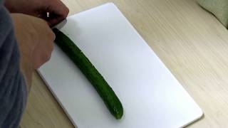 蛇腹キュウリの切り方　~How to make a snake shape cucumber.