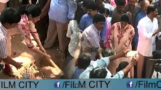 Ys Sharmila and YS Family members in YS Vivekananda Reddy Funeral at Pulivendula || FILM CITY