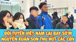 HLV KIM SANG SIK, NGUYỄN XUÂN SON, VĂN TOÀN THÀNH TÂM ĐIỂM Ở SÂN BAY KHI ĐTVN SANG SINGAPORE