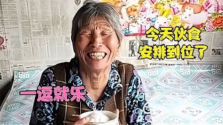 老妈今天做了四个菜，再加上大葱蘸大酱，太丰盛了