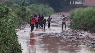 Agabuutikidde Enkuba ekulugusizza omusomesa ng'ali ku kisaawe ky'omupiira