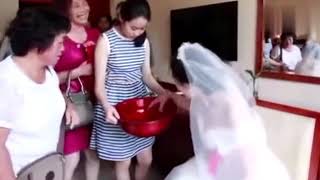 洗完手直接拿起婆婆的裙子擦手。