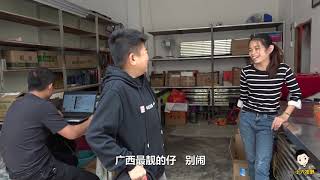 小六穿上新衣服開始自戀了，逢人就問帥不帥，六嫂：廣西最靚的仔