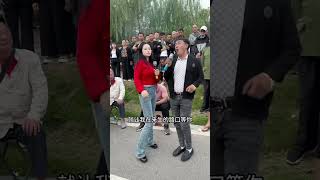 农村美女热情大方，不仅身材火辣，唱歌也非常好听！你们觉得她表演的怎么样？ #户外唱歌 #翻唱歌手 #農村歌手