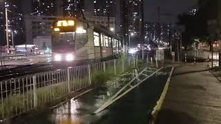 2022年11月3日星期四深夜 （ 雨中的浪漫之 ： 單卡的輕鐵列車從天榮路右轉入天瑞路，準備駛入頌富站 ） 。 攝於香港的 （ 天水圍 ） 區之天瑞路 ， 靠近 （ 天榮路 ） 的附近 。