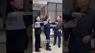 无耻班主任勾引学生亲爸, 花言巧语骗取存款120万, 女儿到时,两人竟已同居,看向老师如何解决