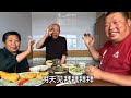 娘俩倒了二斤多小河鱼，老妈贴大饼子炖小杂鱼，地道的农村铁锅炖