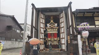 雨の中でもからくり披露は「とても素晴らしかった！」と見物客　春の高山祭2日目 　呼び物の屋台の曳き揃えは雨で「中止」に