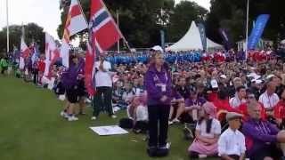 Desfile de banderas en la ceremonia inaugural de los Natwest Island Games (Jersey 2015)