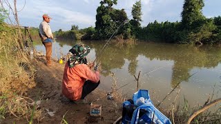 Fishing in the river during low tide with worms bait #ស្ទូចត្រីតាមស្ទឹងអំឡុងពេលទឹកស្រក