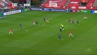 Veronica Inside over de schwalbe van Balk tijdens FC Utrecht-Heracles (1-0)