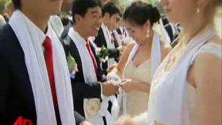 在韓国鮮文大学两千五百対新人同时领受祝福完成婚礼之美囯新闻报导