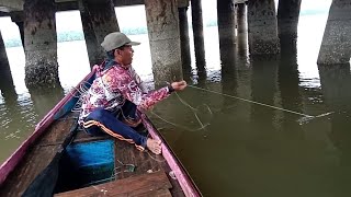 SAMPAI MERINGIS, TARIK MENARIK DENGAN SI BABON PUTIH DI BAWAH DERMAGA