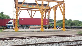 ดูการขนถ่ายตู้คอนเทนเนอร์จากรถไฟ ใส่รถยนต์ ที่ย่านสินค้าท่าม่วง take container from train to truck