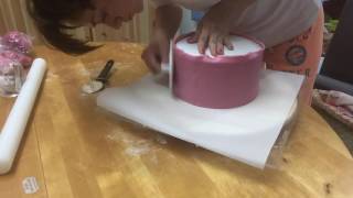 Torte mit selbstgemachtem Himbeer-Fondant eindecken