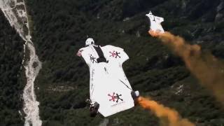 TURBOLENZA: Roberta Mancino and Maurizio di Palma playing around in their wingsuits