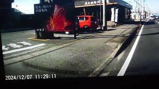 【ドラレコ撮影動画🎥】乗用車が歩道🚶‍♀️を走行して車道🚗に出てこようとする悪質なドライバー👤